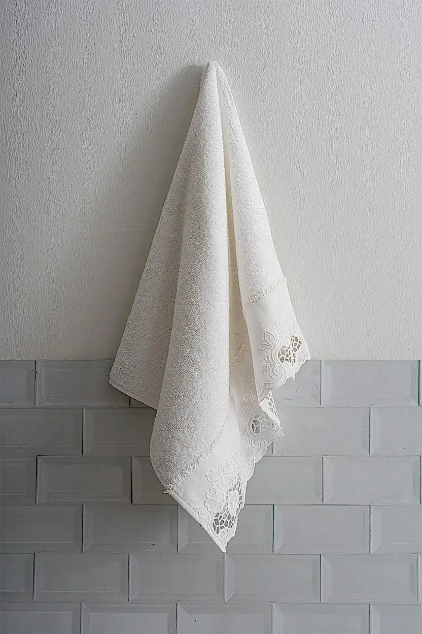 Puerta Çiçek İşlemeli Banyo Havlusu (90 x 150 cm)