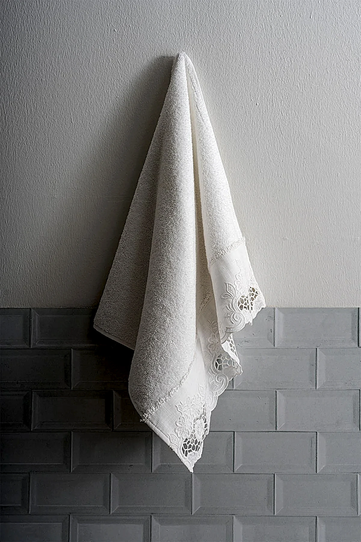 Puerta Çiçek İşlemeli Banyo Havlusu (90 x 150 cm)