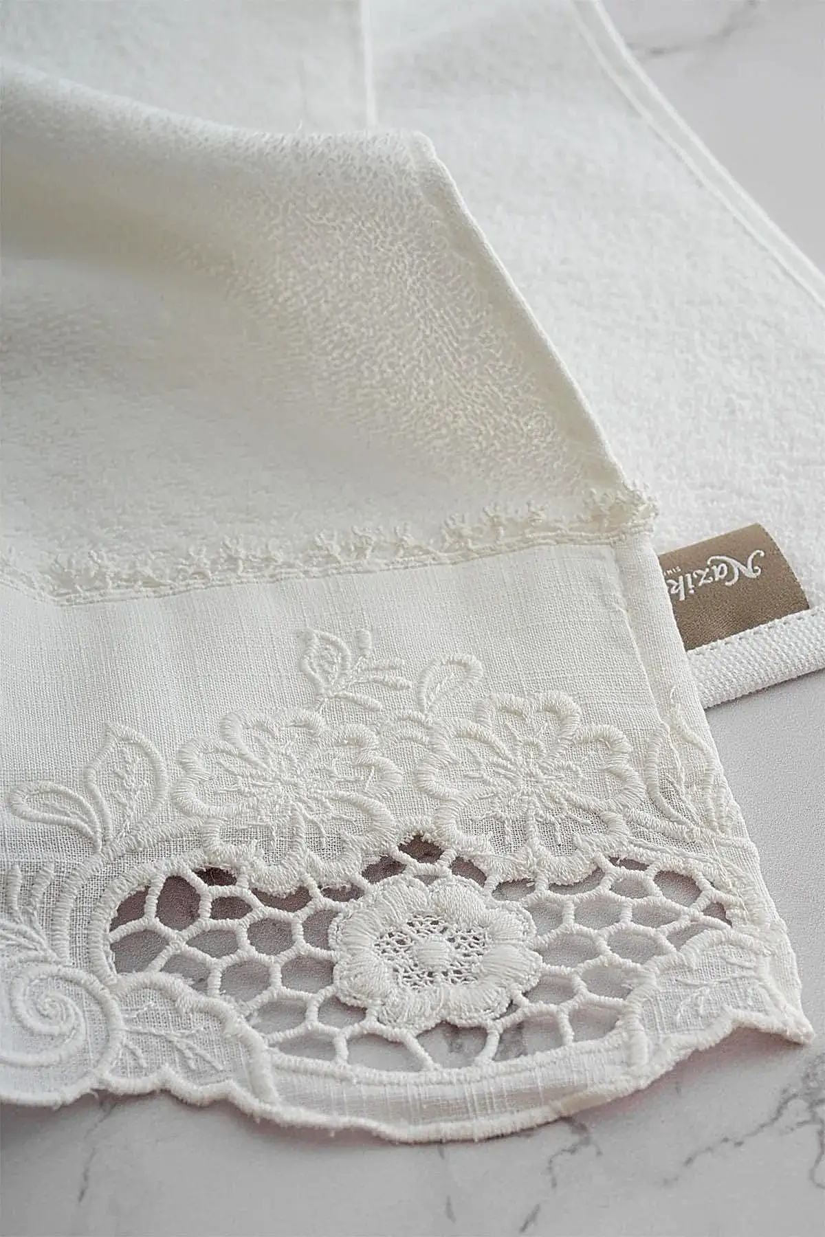 Puerta Çiçek İşlemeli Banyo Havlusu (90 x 150 cm)