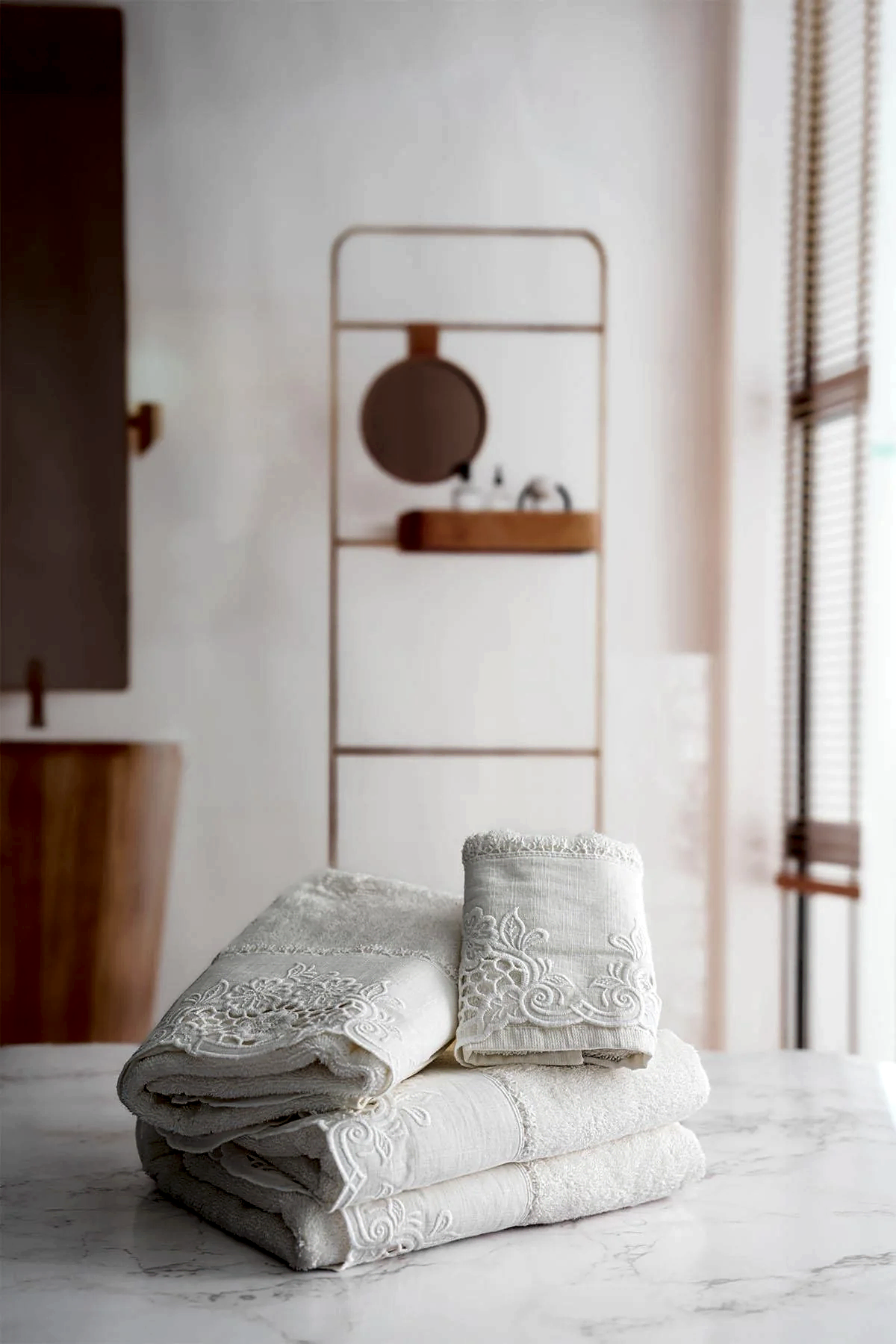 Puerta Çiçek İşlemeli Banyo Havlusu (90 x 150 cm)