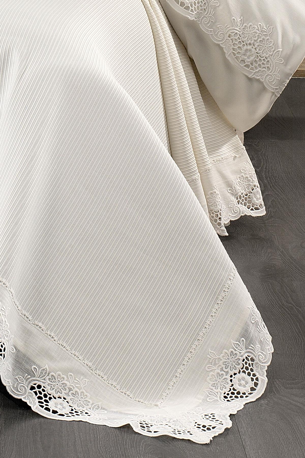 Puerta Çiçek İşlemeli Çift Kişilik 9 Parça Nevresim + Pike Set