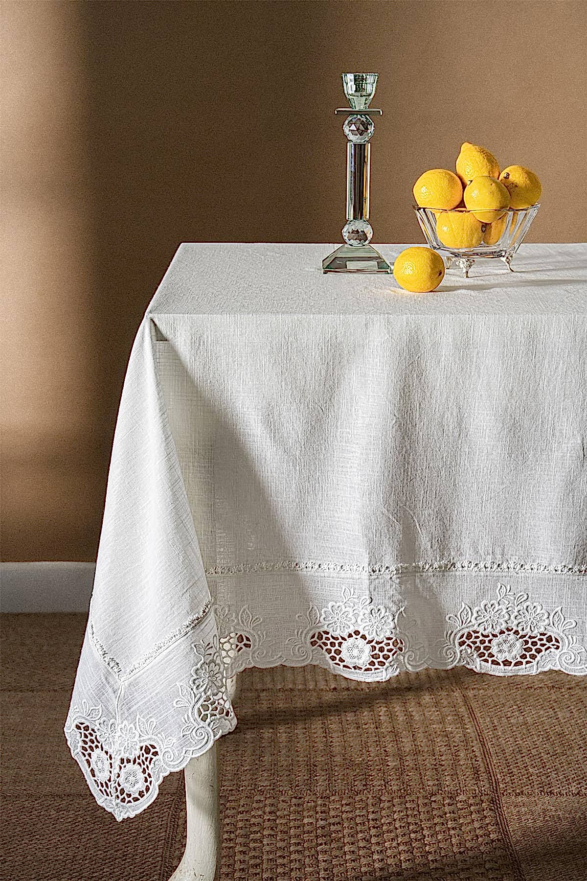 Puerta Çiçek İşlemeli Leke Tutmaz Dertsiz Kare Masa Örtüsü (160 x 160 cm)