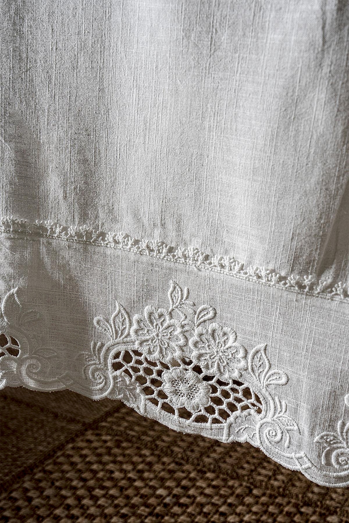 Puerta Çiçek İşlemeli Leke Tutmaz Dertsiz Masa Örtüsü (160 x 260 cm)