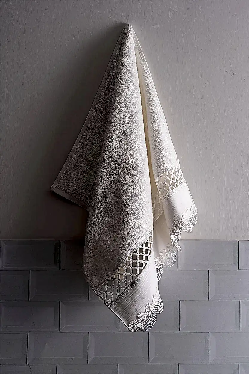 Queen İşlemeli Banyo Havlusu (90 x 150 cm)