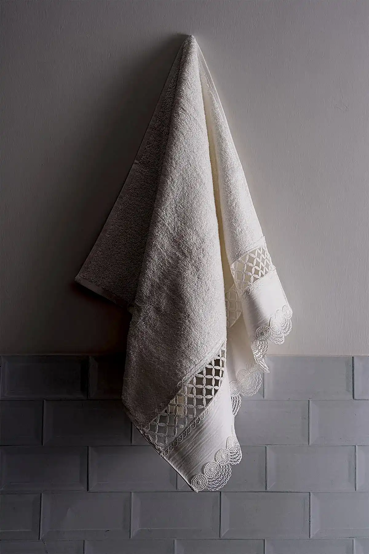 Queen İşlemeli Banyo Havlusu (90 x 150 cm)