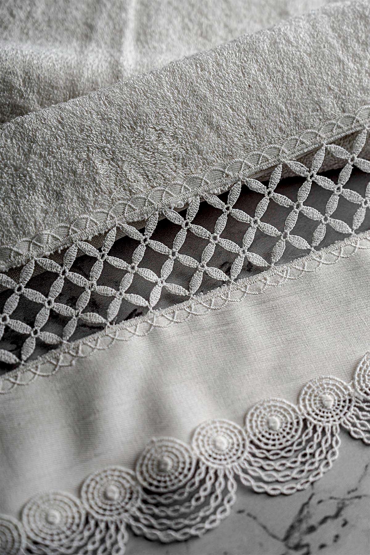 Queen İşlemeli Banyo Havlusu (90 x 150 cm)