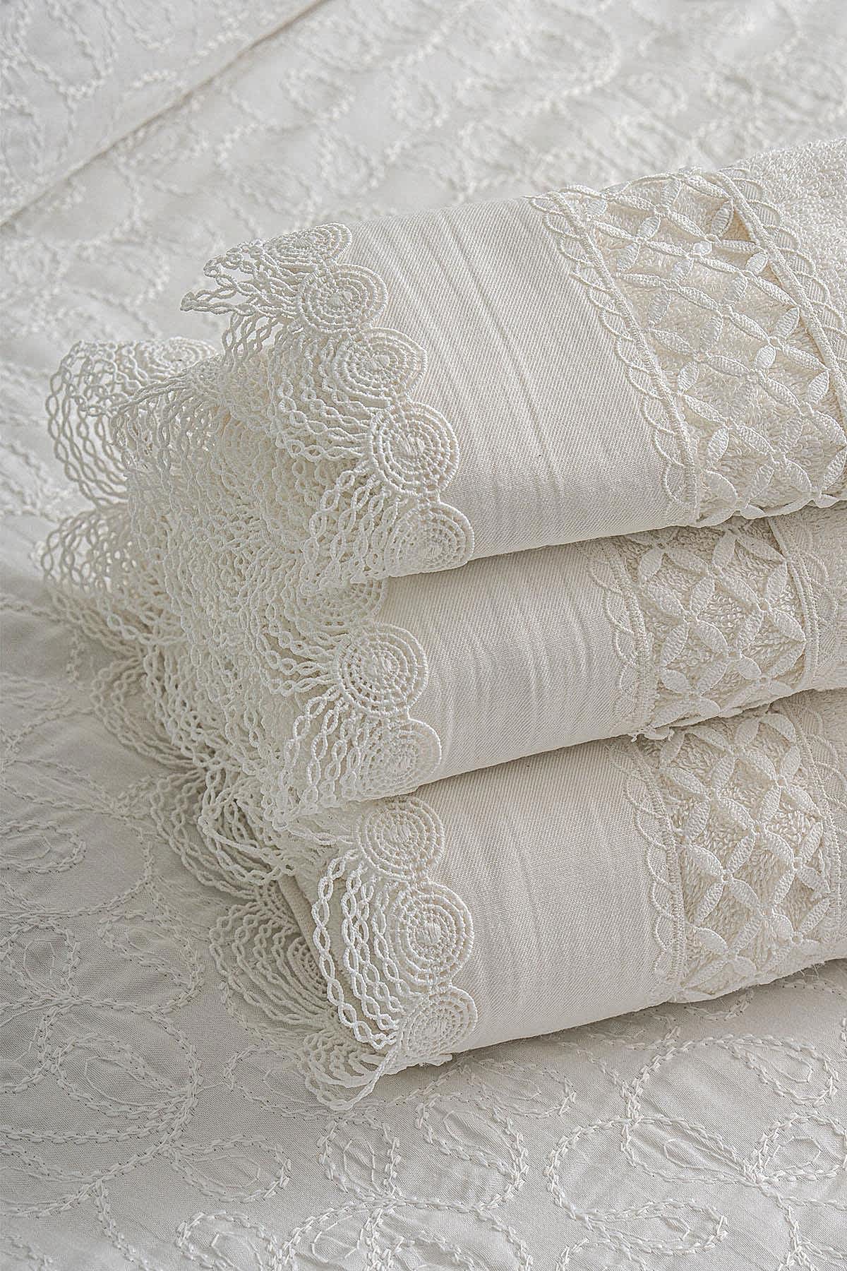 Queen İşlemeli Banyo Havlusu (90 x 150 cm)