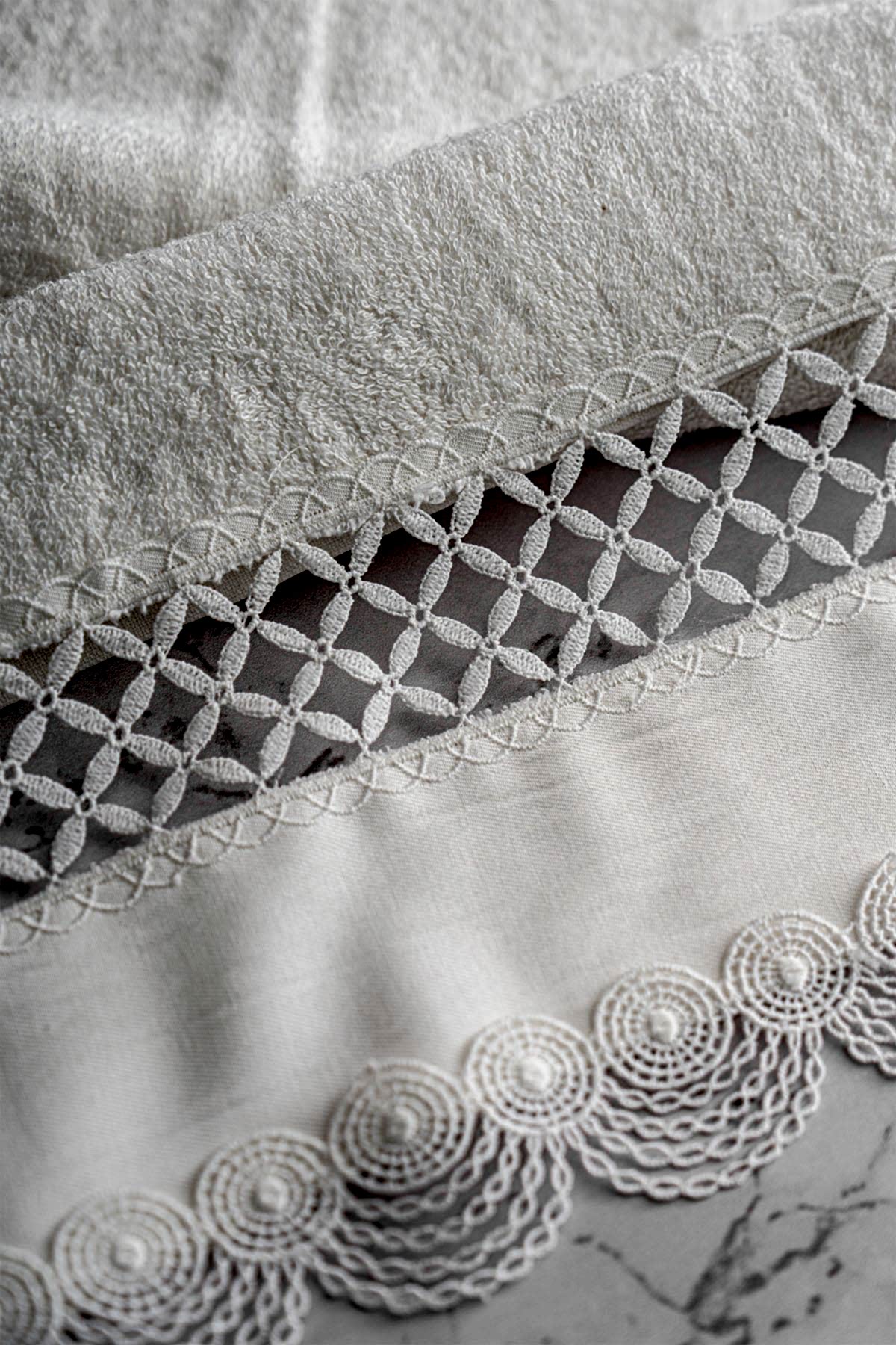 Queen İşlemeli El Havlusu (30 x 50 cm)