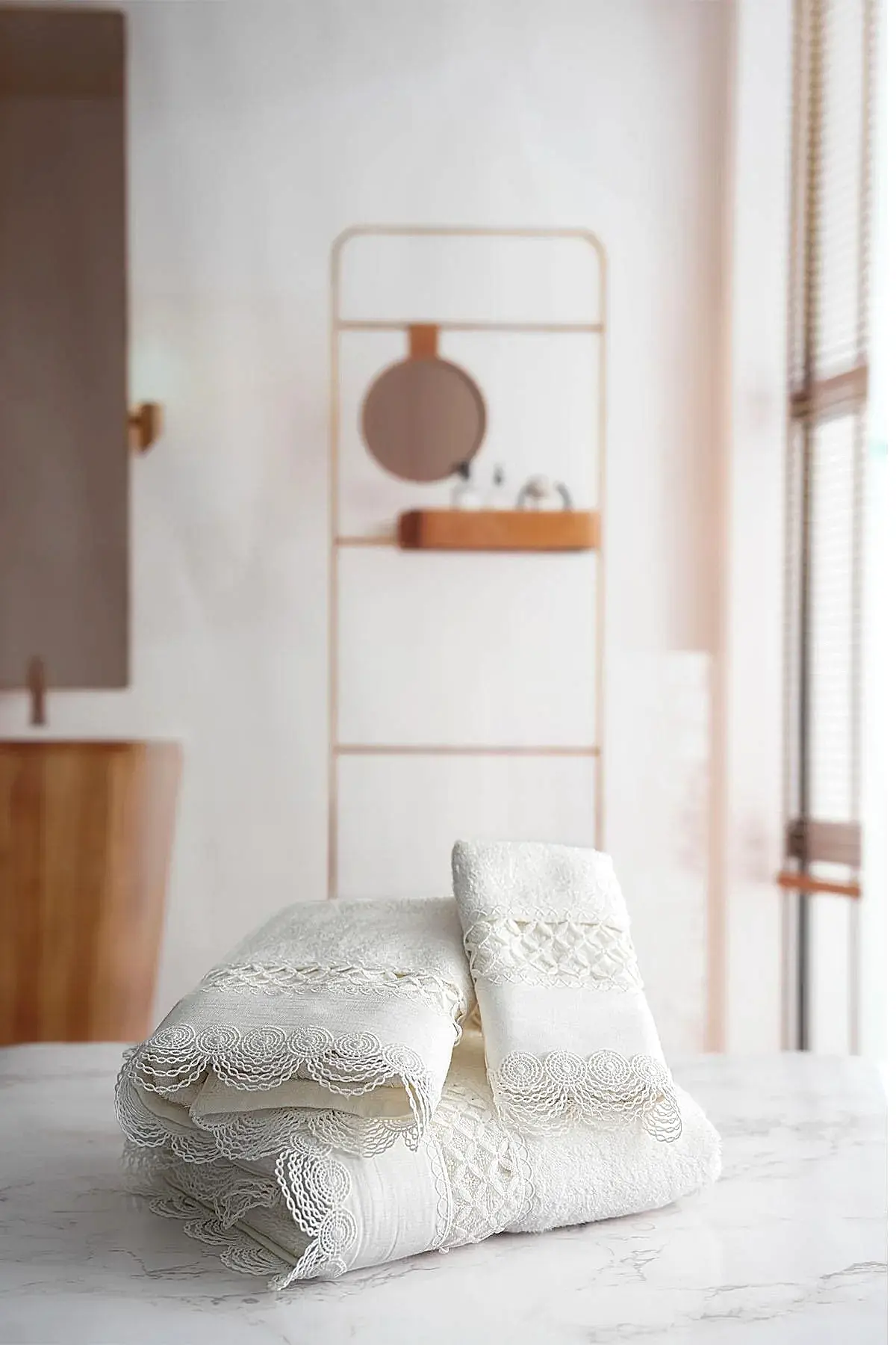 Queen İşlemeli El Havlusu (30 x 50 cm)