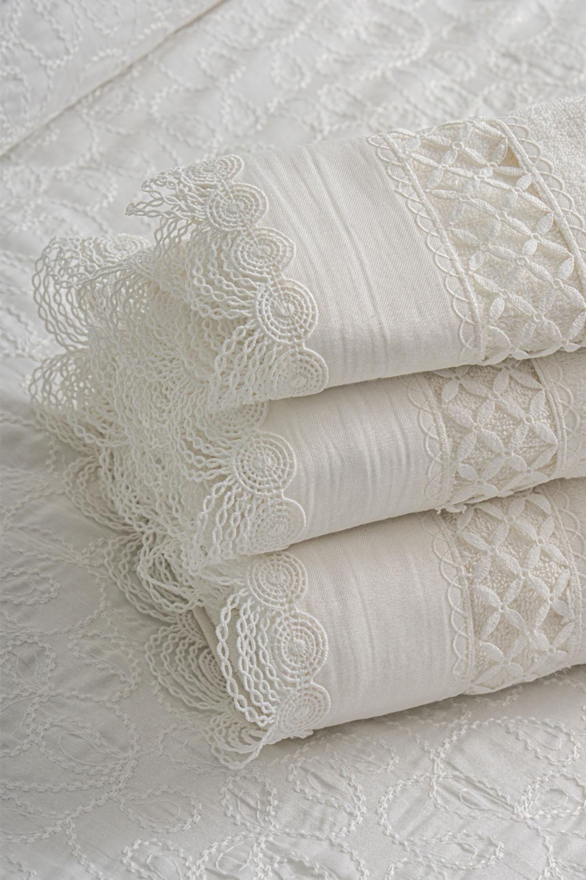 Queen İşlemeli El Havlusu (30 x 50 cm)