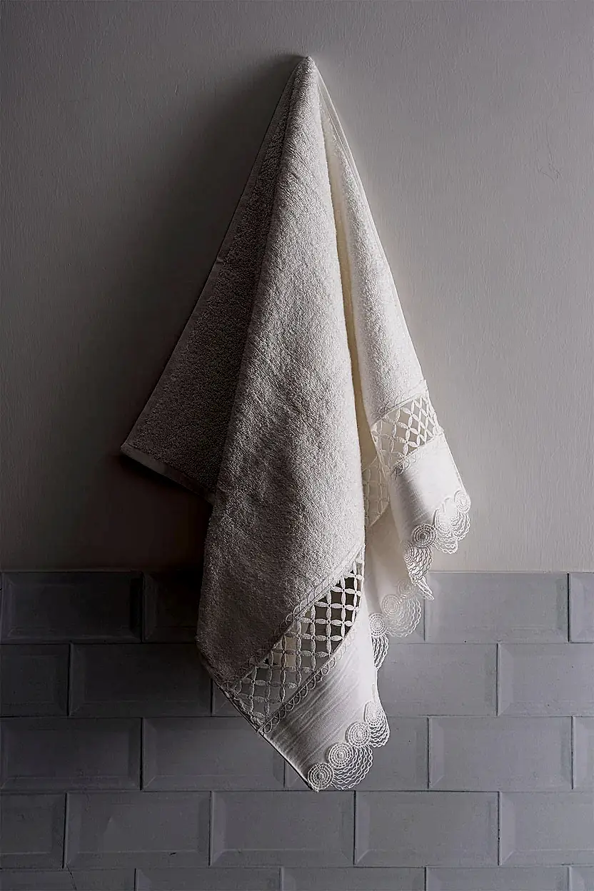 Queen İşlemeli Yüz Havlusu (50 x 90 cm)