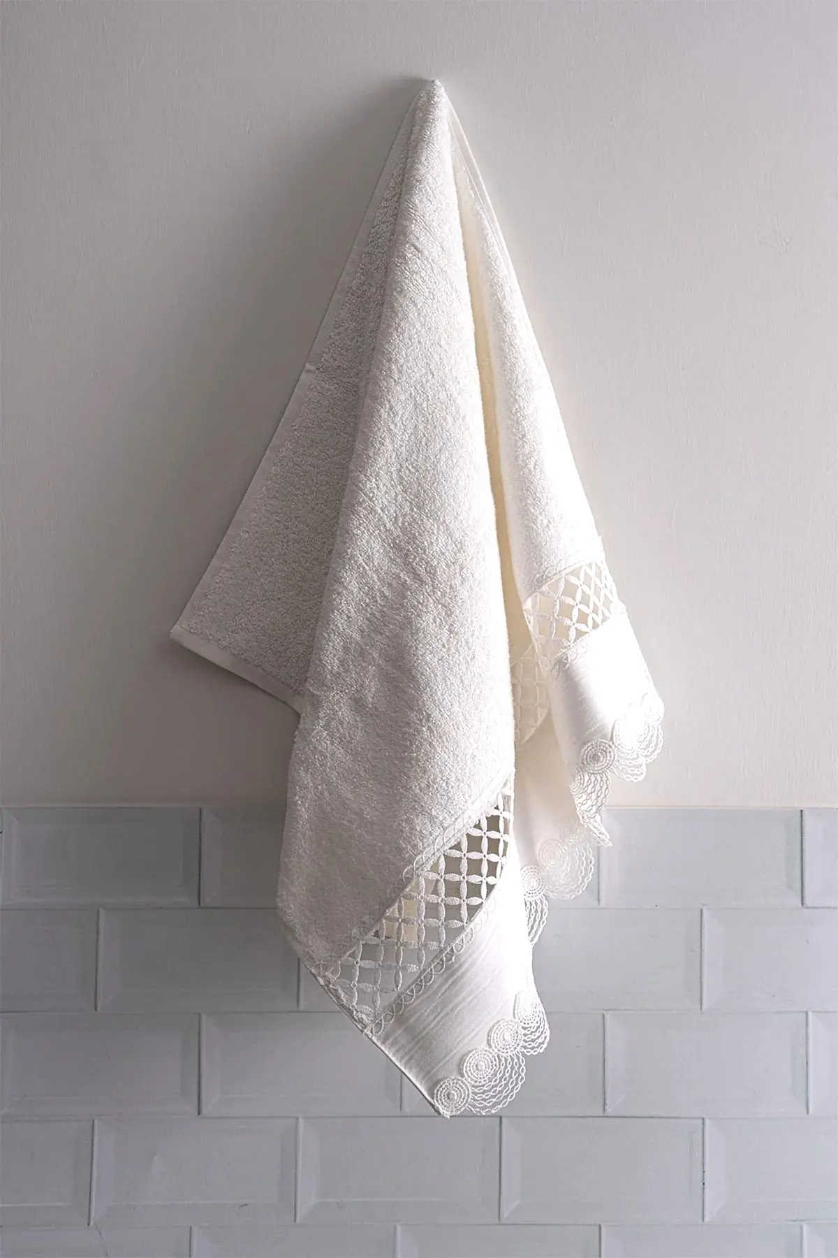 Queen İşlemeli Yüz Havlusu (50 x 90 cm)