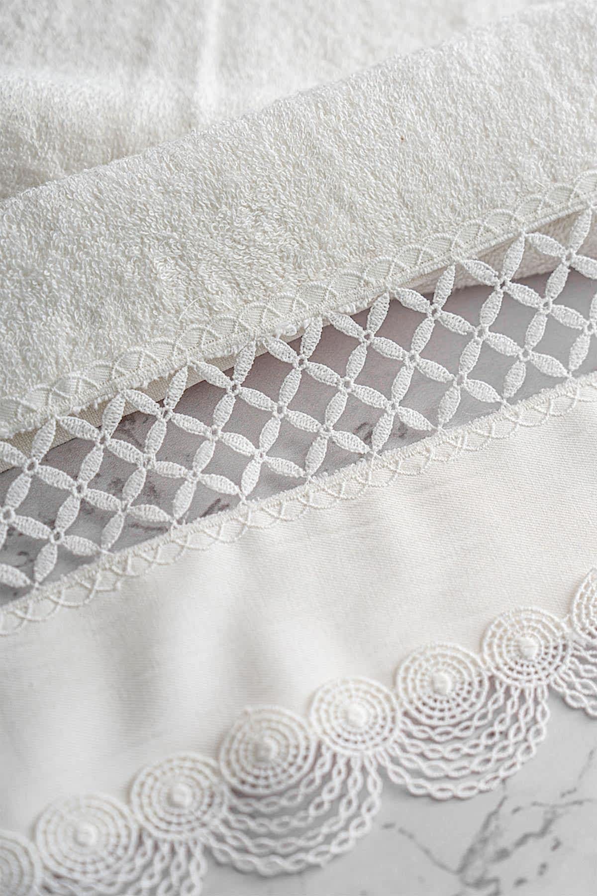 Queen İşlemeli Yüz Havlusu (50 x 90 cm)