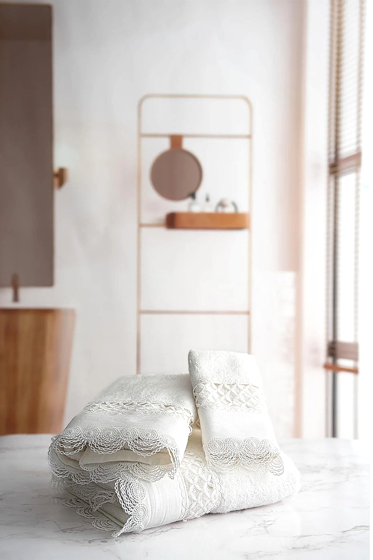 Queen İşlemeli Yüz Havlusu (50 x 90 cm)