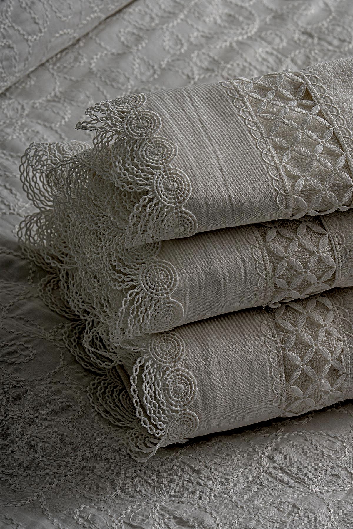 Queen İşlemeli Yüz Havlusu (50 x 90 cm)