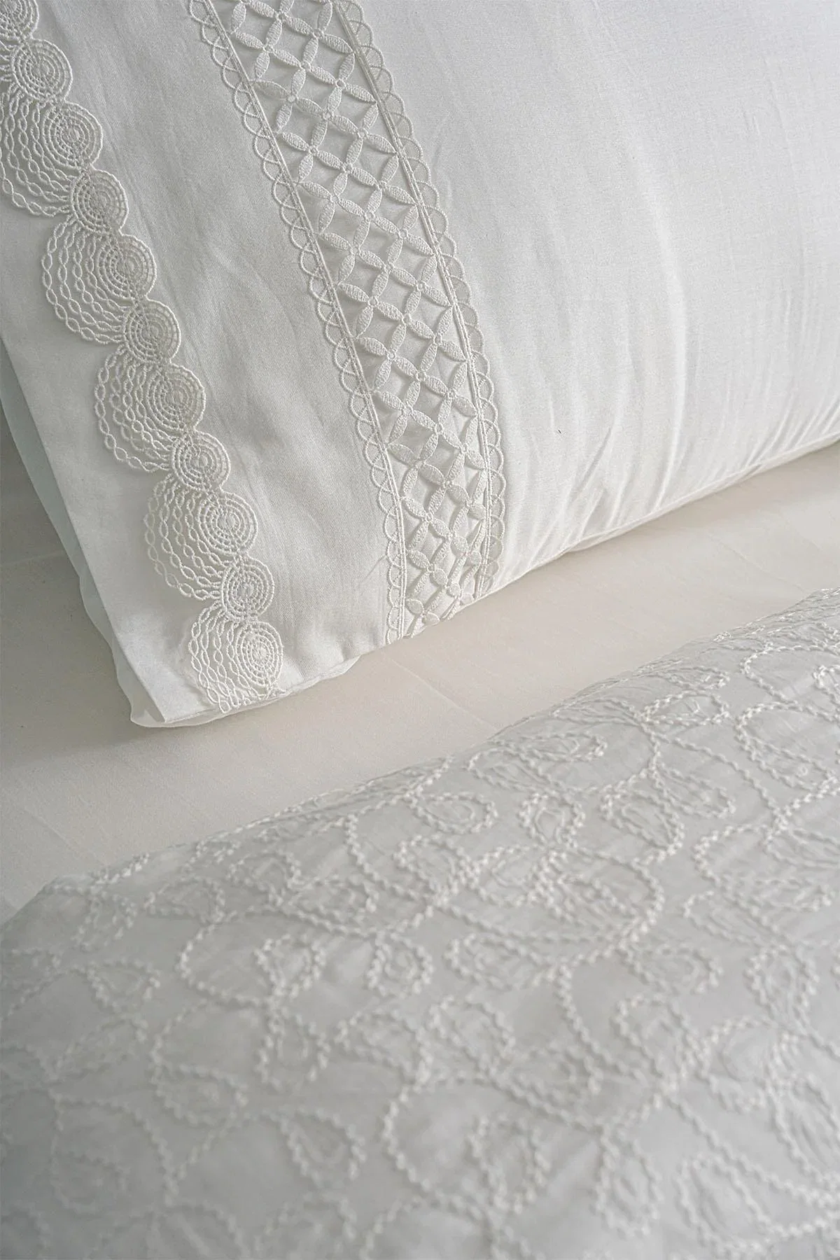 Queen İşlemeli Pamuk Saten Çift Kişilik 6 Parça Nevresim Takımı