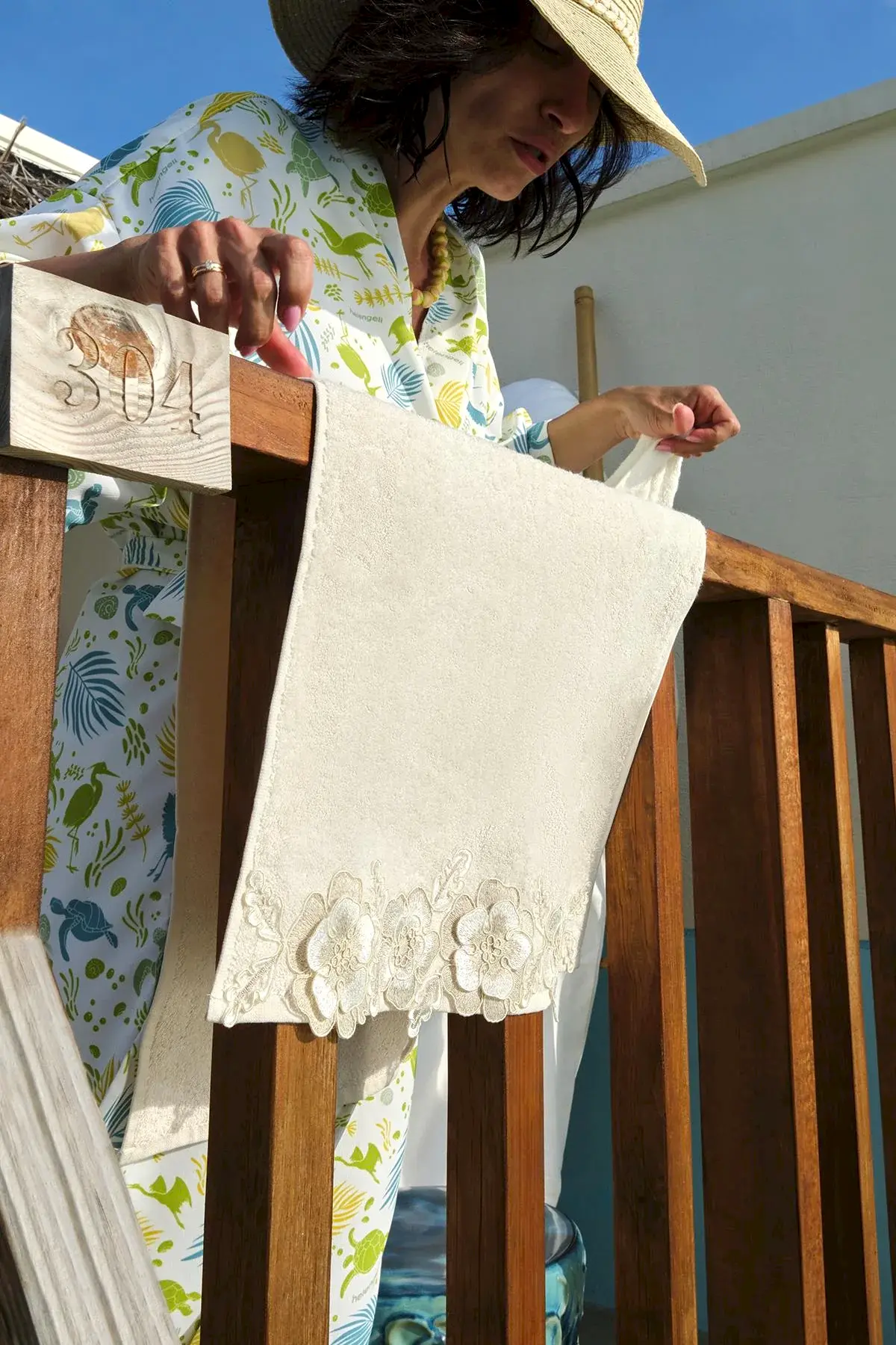 Sedef Çiçek Dantelli Yüz Havlusu (50 x 90 cm)