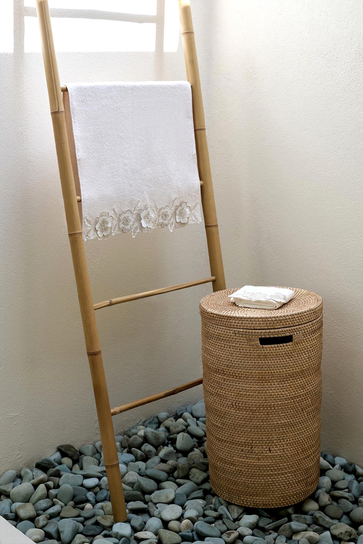 Sedef Çiçek Dantelli Yüz Havlusu (50 x 90 cm)