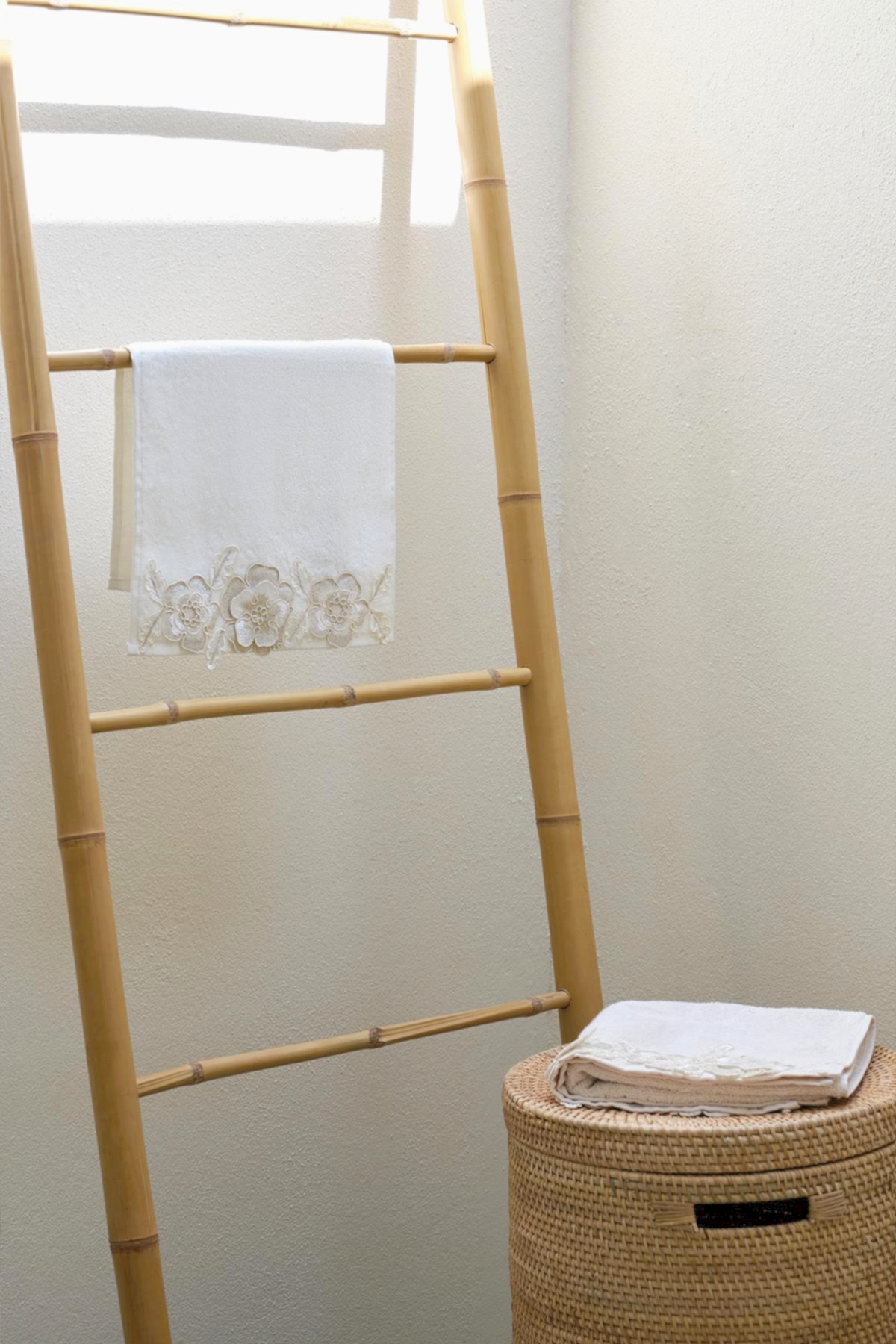 Sedef Çiçek Dantelli Yüz Havlusu (50 x 90 cm)