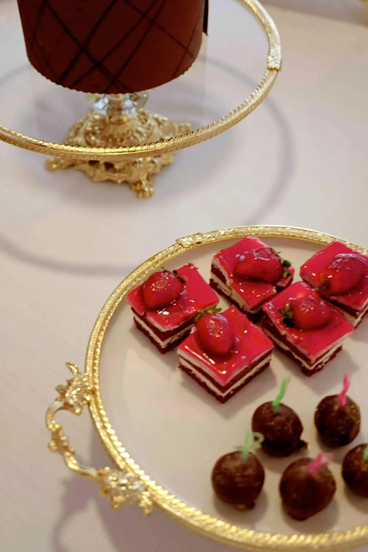 Sierra Altın Detaylı Kulplu Porselen Sunumluk Yuvarlak (25 cm) - Nazik Home - Yuvama Değer!