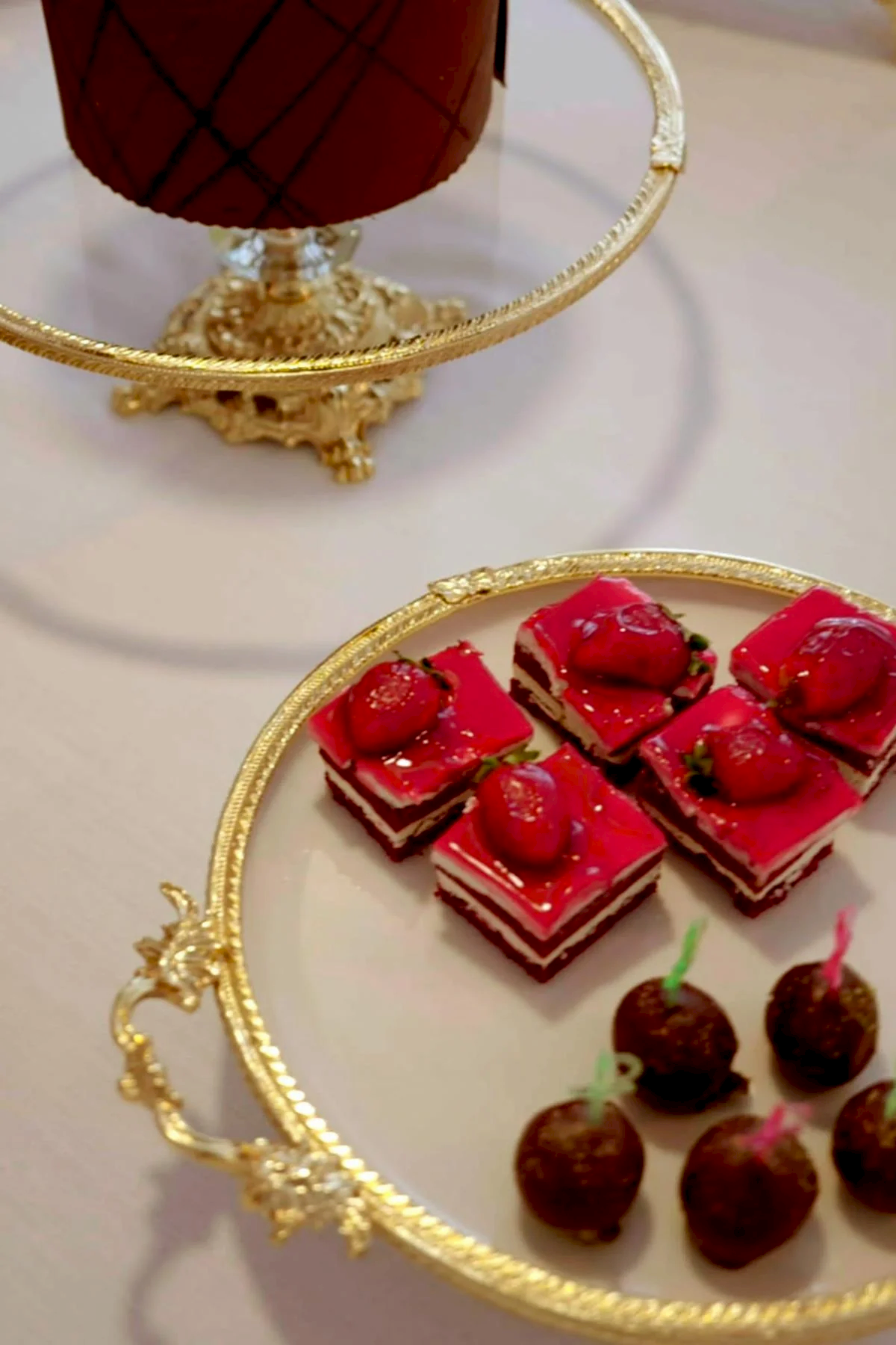 Sierra Altın Detaylı Kulplu Porselen Sunumluk Yuvarlak (29 cm) - Nazik Home - Yuvama Değer!