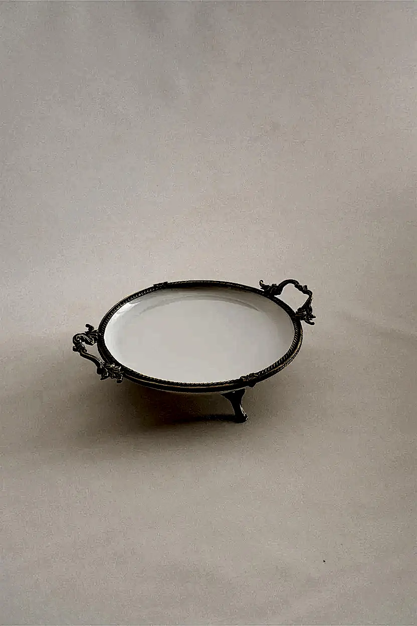 Sierra Eskitme Detaylı Kulplu Porselen Sunumluk Yuvarlak (25 cm) - Nazik Home - Yuvama Değer!