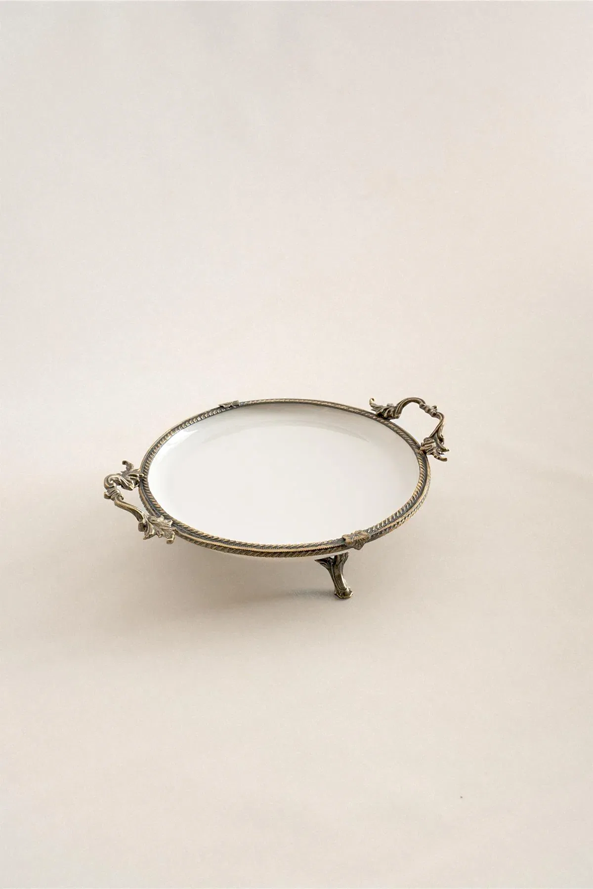 Sierra Eskitme Detaylı Kulplu Porselen Sunumluk Yuvarlak (25 cm) - Nazik Home - Yuvama Değer!