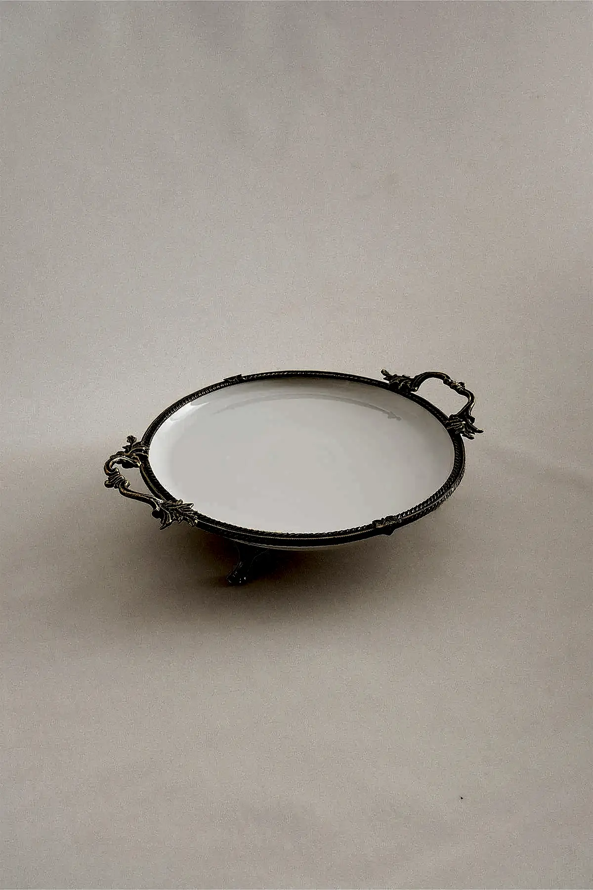 Sierra Eskitme Detaylı Kulplu Porselen Sunumluk Yuvarlak (29 cm) - Nazik Home - Yuvama Değer!