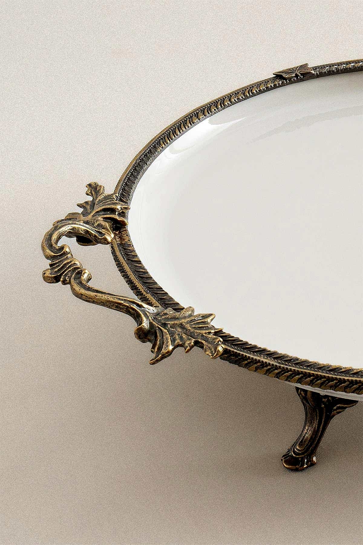 Sierra Eskitme Detaylı Kulplu Porselen Sunumluk Yuvarlak (29 cm) - Nazik Home - Yuvama Değer!