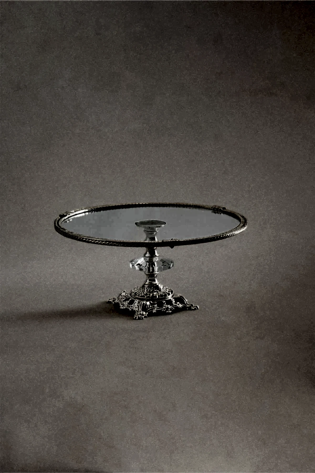 Sierra Gümüş Detaylı Ayaklı Sunumluk Yuvarlak (25 cm) - Nazik Home - Yuvama Değer!