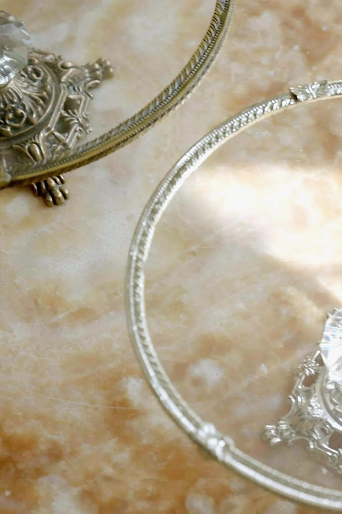 Sierra Gümüş Detaylı Ayaklı Sunumluk Yuvarlak (25 cm) - Nazik Home - Yuvama Değer!