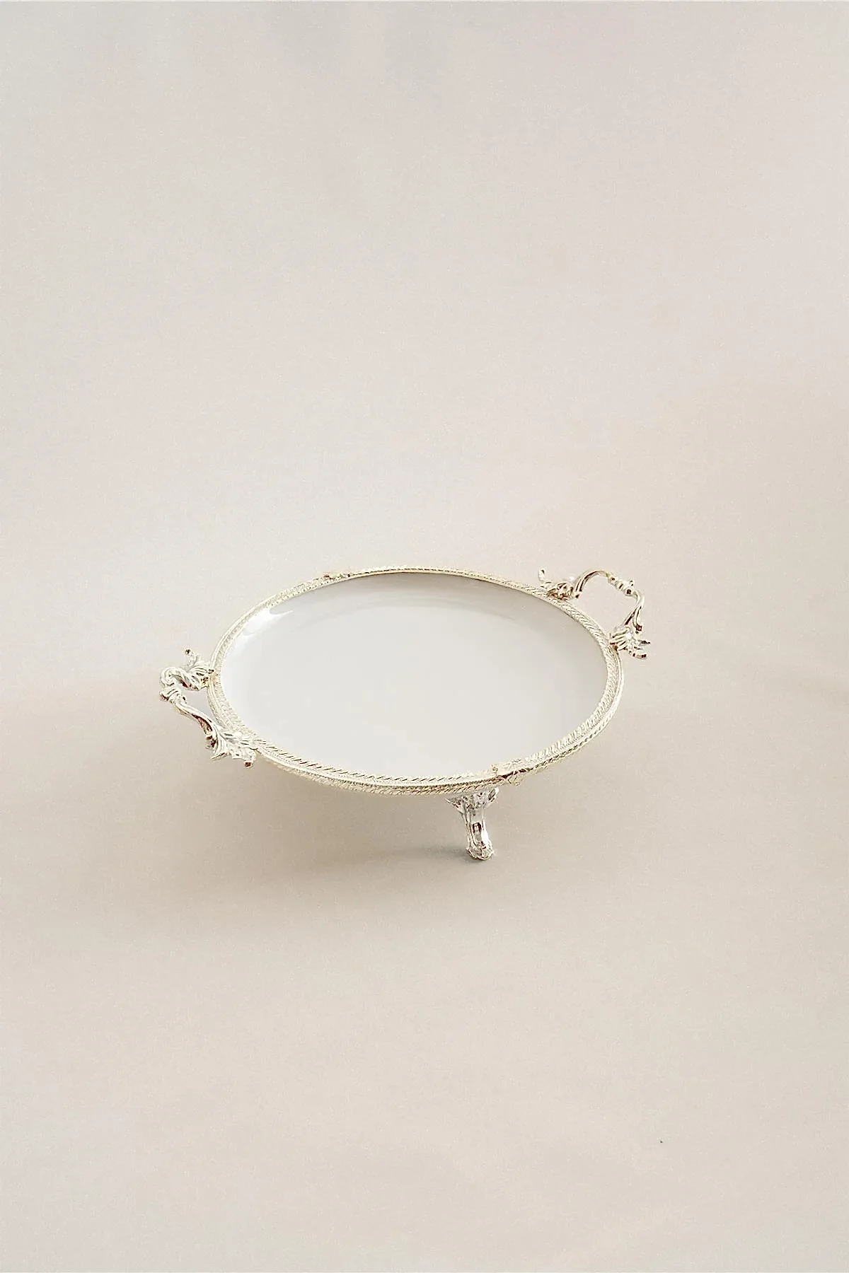 Sierra Gümüş Detaylı Kulplu Porselen Sunumluk Yuvarlak (25 cm) - Nazik Home - Yuvama Değer!