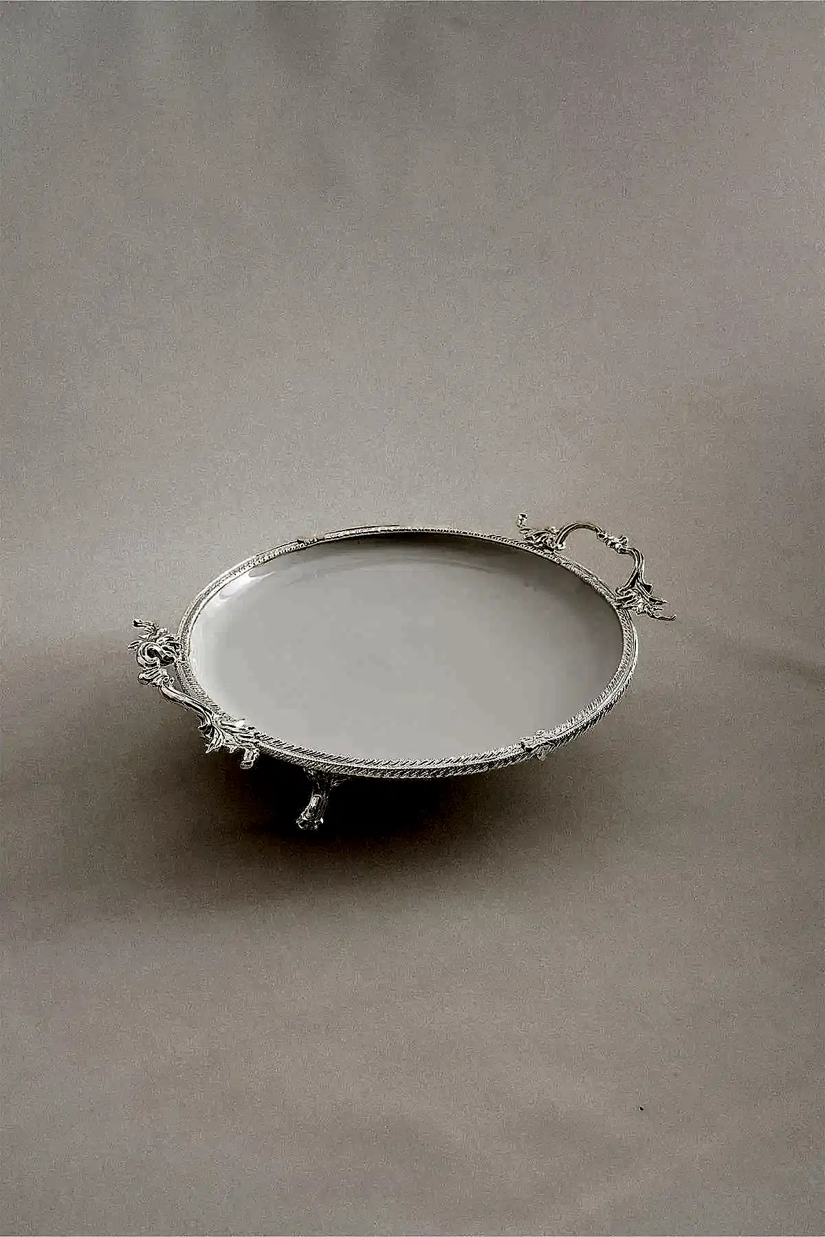 Sierra Gümüş Detaylı Kulplu Porselen Sunumluk Yuvarlak (29 cm) - Nazik Home - Yuvama Değer!