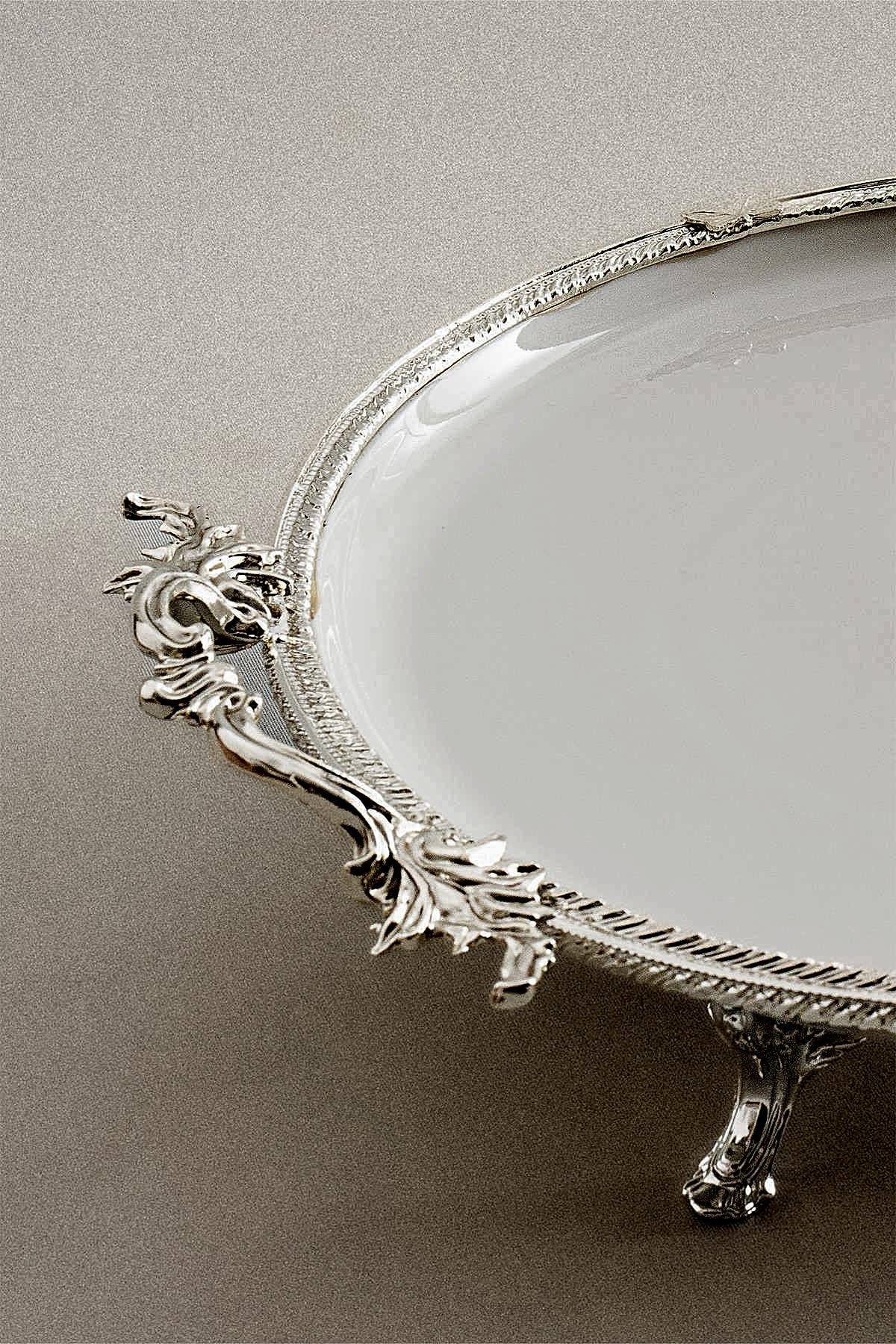 Sierra Gümüş Detaylı Kulplu Porselen Sunumluk Yuvarlak (29 cm) - Nazik Home - Yuvama Değer!