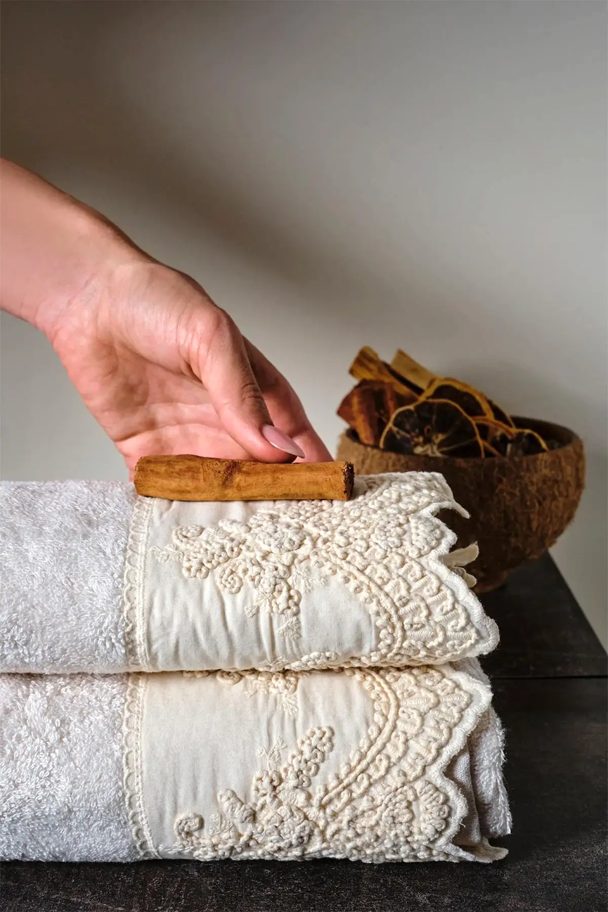 Tual İşlemeli Banyo Havlusu (90 x 150 cm)