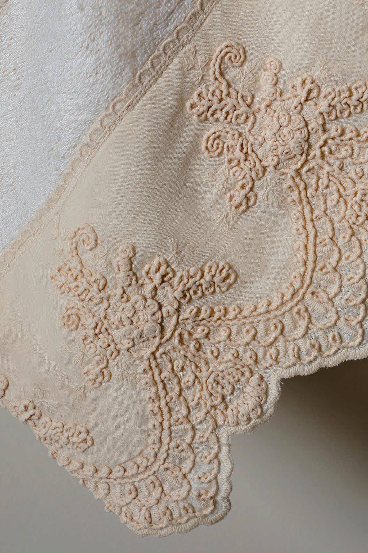 Tual İşlemeli Banyo Havlusu (90 x 150 cm)