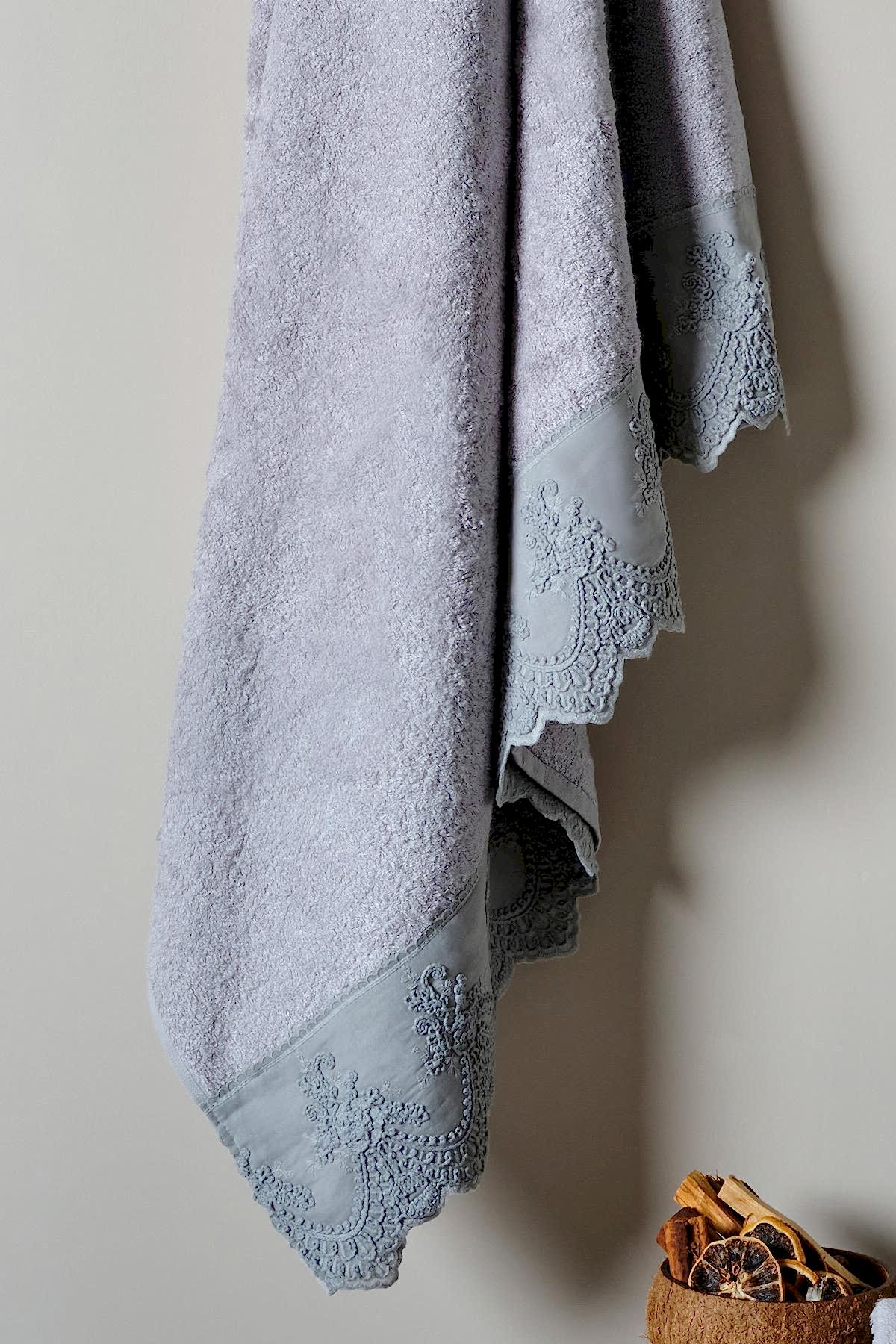 Tual İşlemeli Banyo Havlusu (90 x 150 cm)