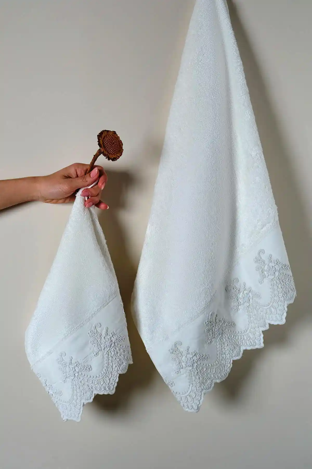 Tual İşlemeli Banyo Havlusu (90 x 150 cm)