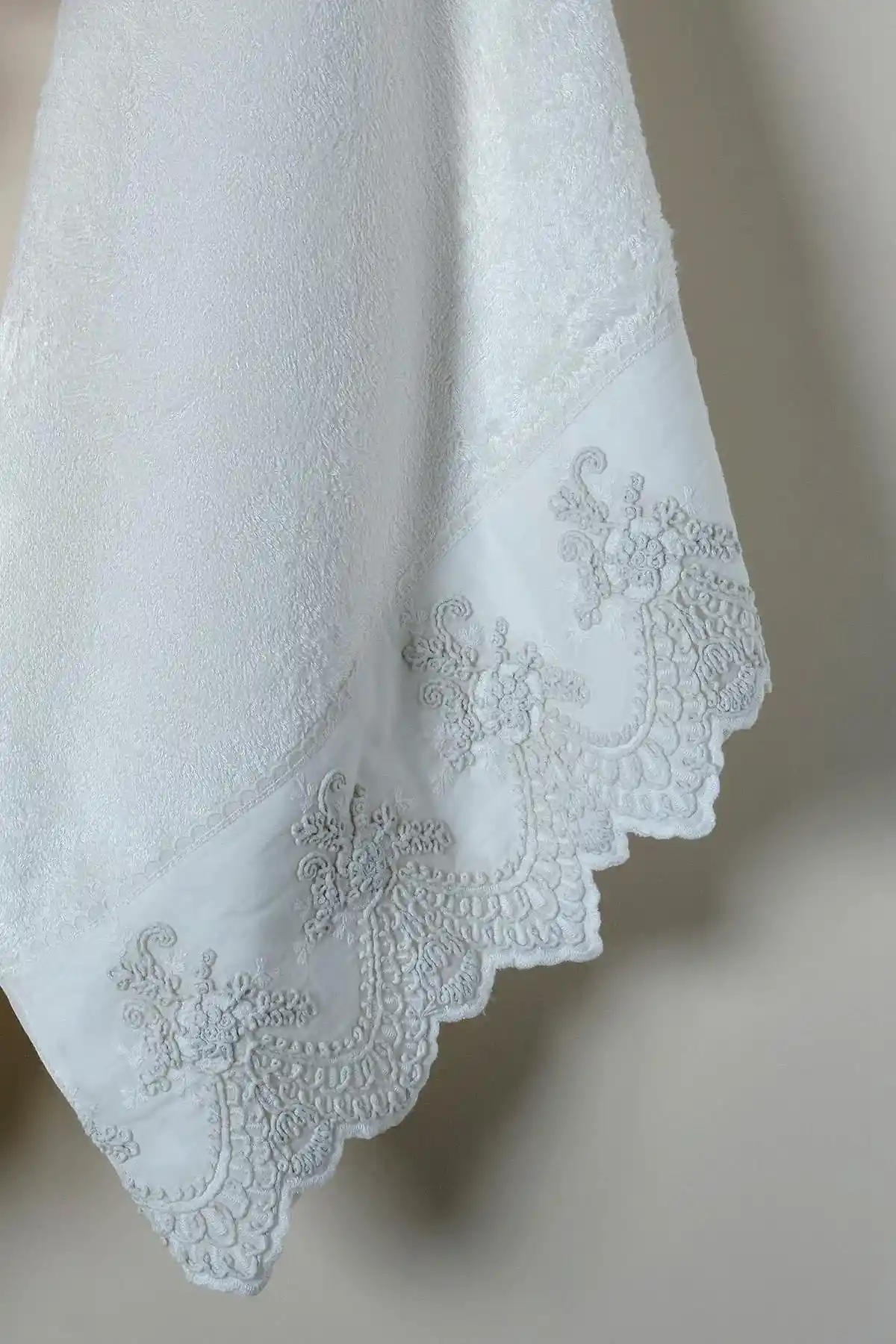 Tual İşlemeli Yüz Havlusu (50 x 90 cm)