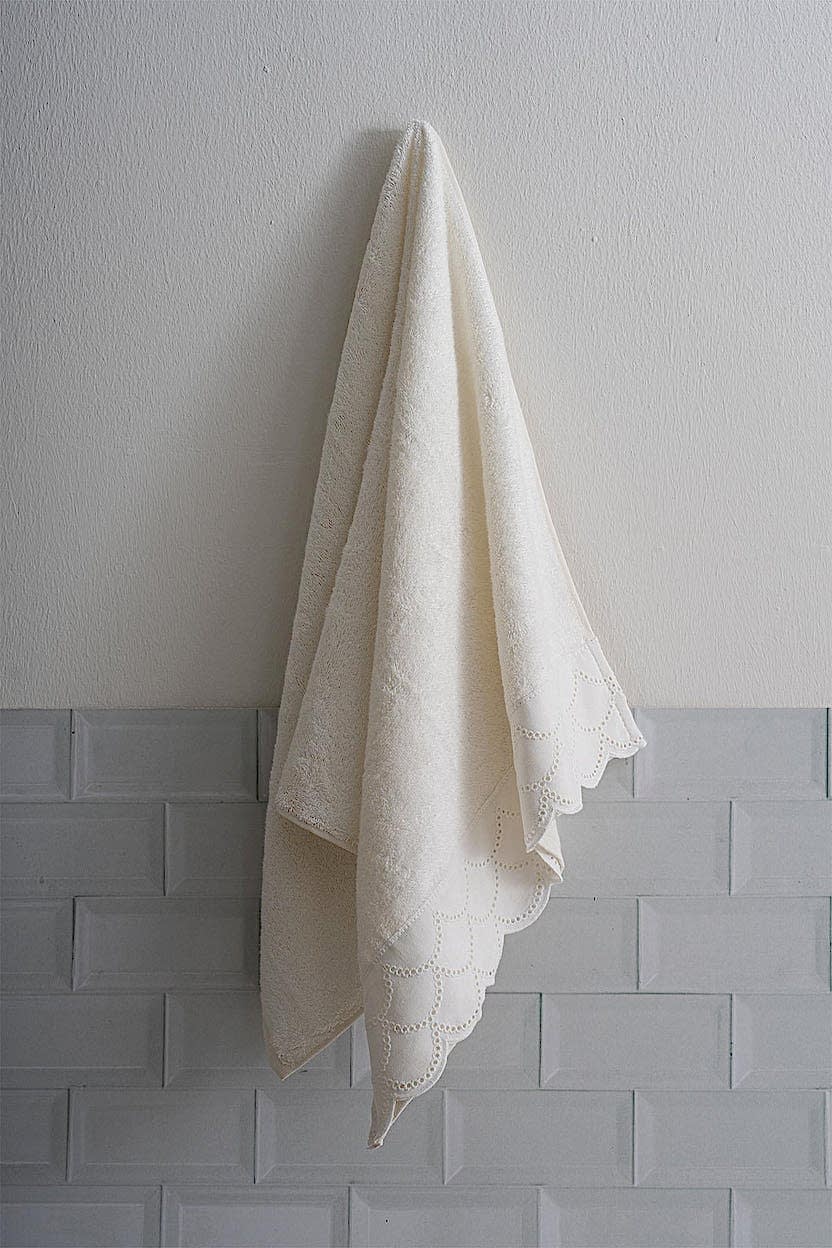 Verona İşlemeli Yüz Havlusu (50 x 90 cm)