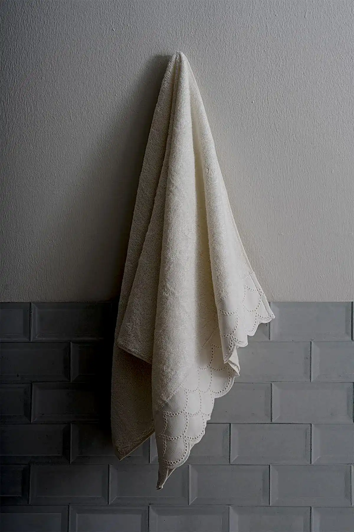 Verona İşlemeli Yüz Havlusu (50 x 90 cm)