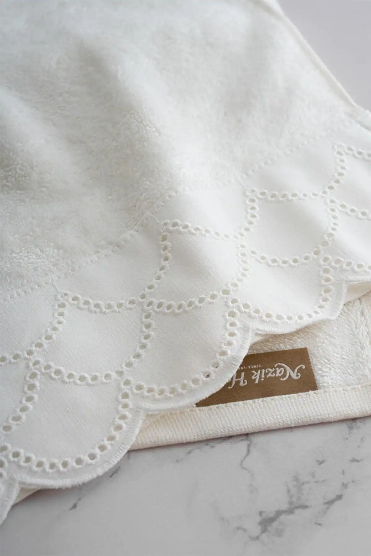 Verona İşlemeli Yüz Havlusu (50 x 90 cm)