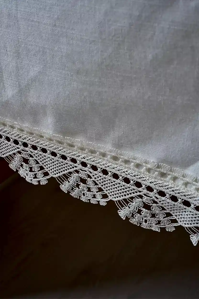 Zarif Dantelli Leke Tutmaz Masa Örtüsü (160 x 260 cm) - Nazik Home - Yuvama Değer!