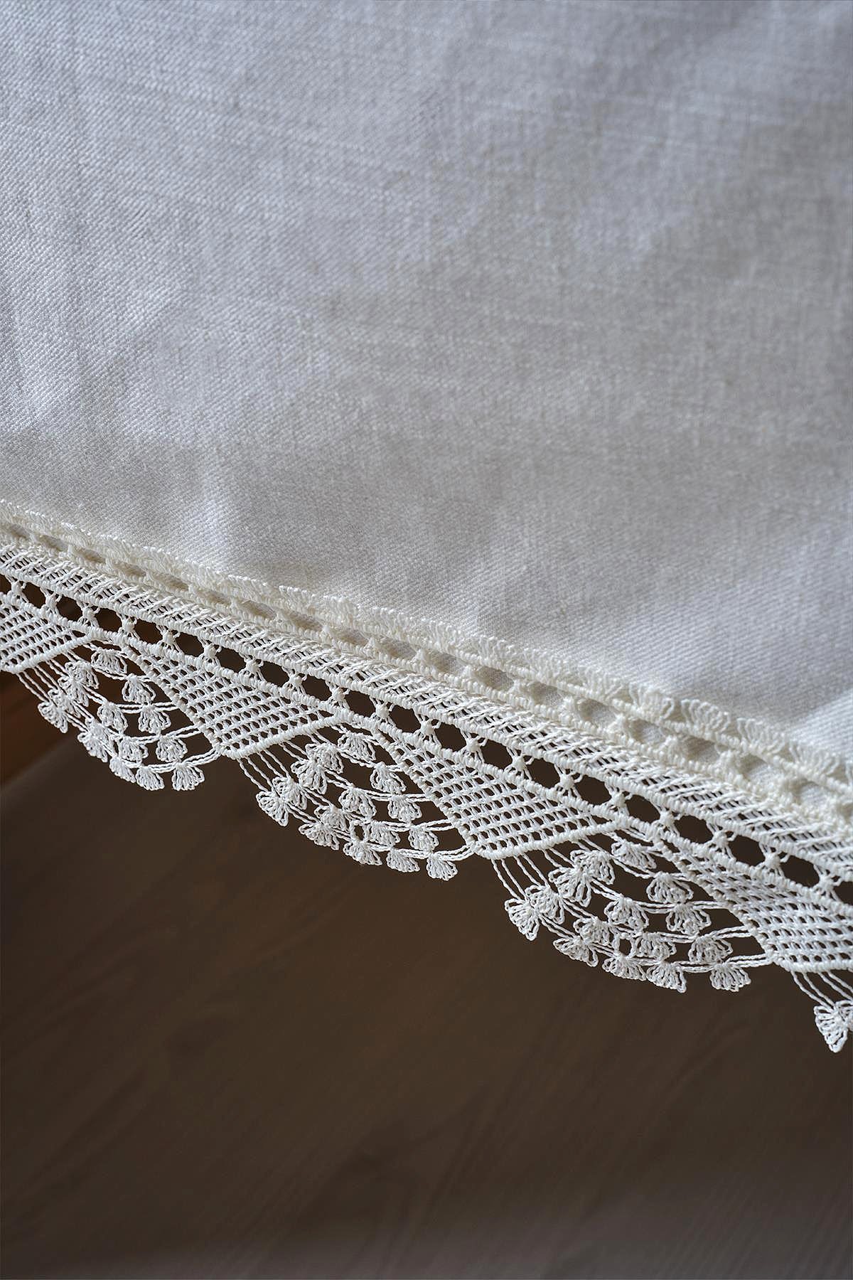 Zarif Dantelli Leke Tutmaz Masa Örtüsü (160 x 260 cm) - Nazik Home - Yuvama Değer!