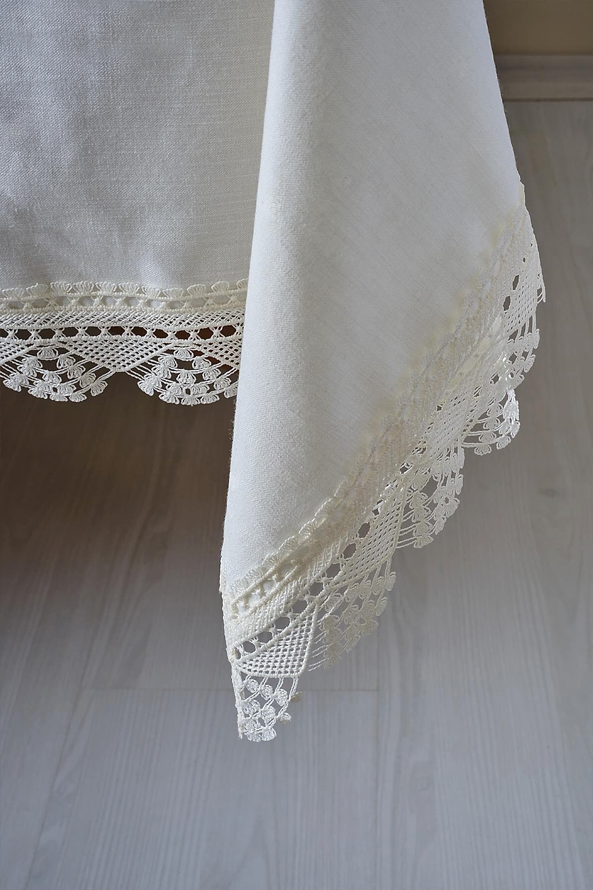 Zarif Dantelli Leke Tutmaz Masa Örtüsü (160 x 260 cm) - Nazik Home - Yuvama Değer!