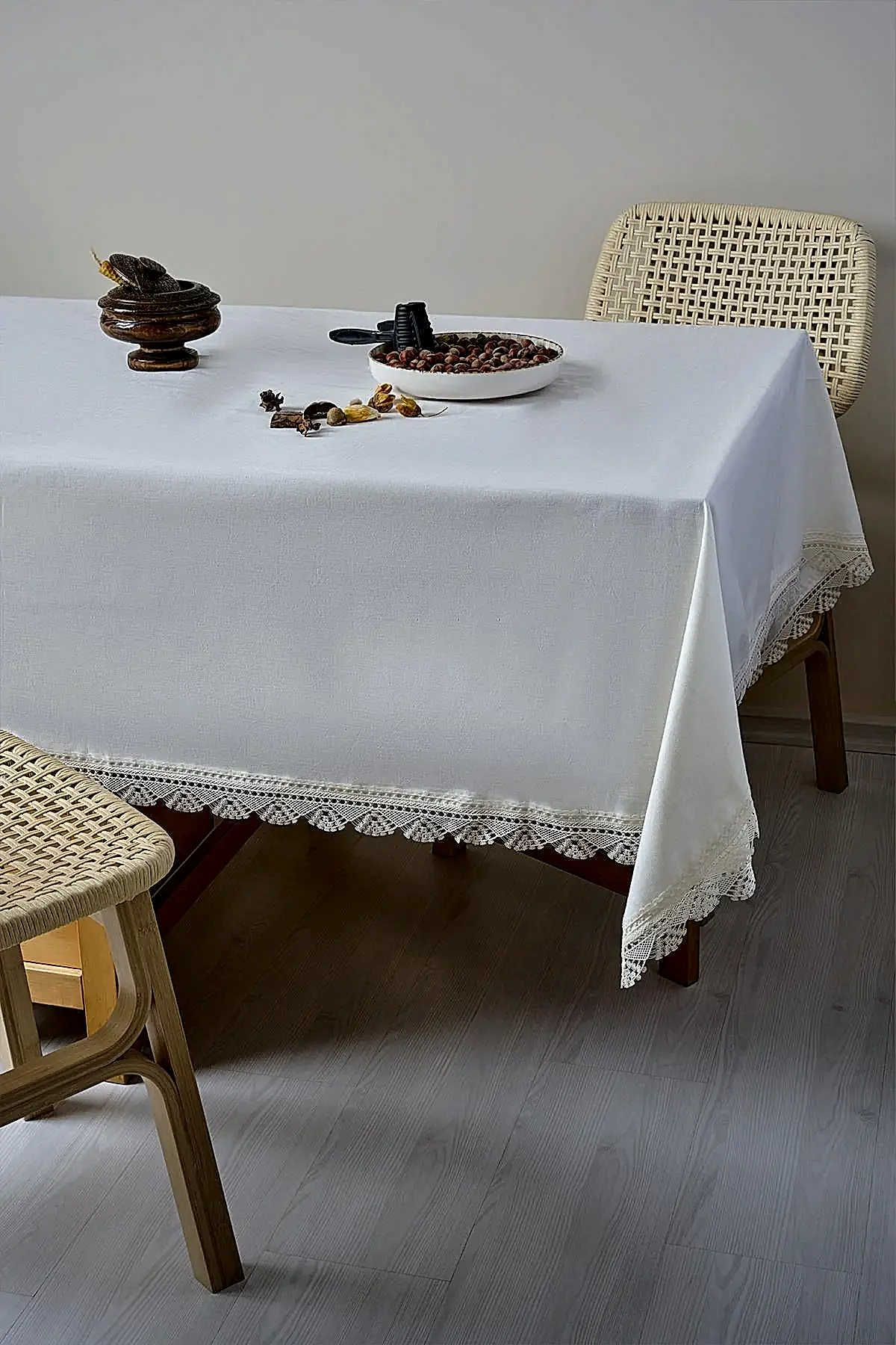 Zarif Dantelli Leke Tutmaz Masa Örtüsü (160 x 260 cm) - Nazik Home - Yuvama Değer!