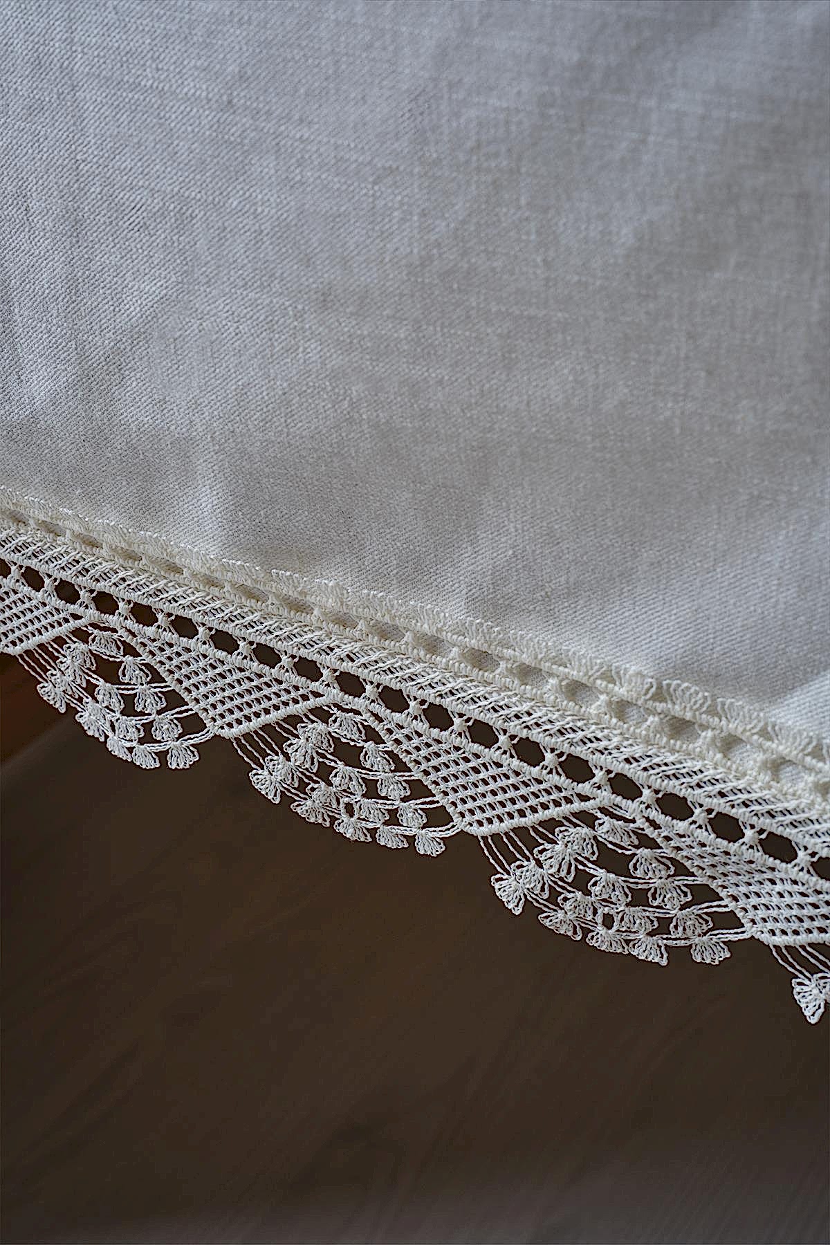 Zarif Dantelli Leke Tutmaz Masa Örtüsü (160 x 260 cm) - Nazik Home - Yuvama Değer!