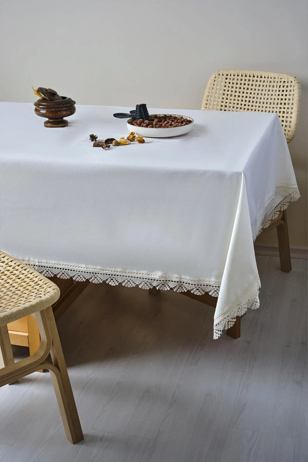 Zarif Dantelli Leke Tutmaz Masa Örtüsü (160 x 260 cm) - Nazik Home - Yuvama Değer!